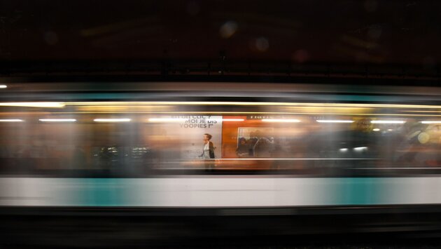 Ögonblicksbild från en tunnelbanestation. Foto: Hannah Cauhepe, Unsplash.