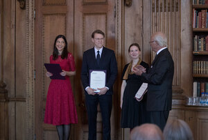 Kungen gratulerar Vitterhetsakademiens stipendiater Sandra Kottum, Paul Linjamaa och Elisabeth Lutteman. Foto: Björn Strömfeldt/Konstakademien.