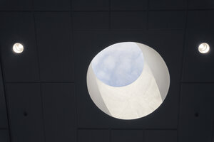 Detaljbild med ett fönster i taket.