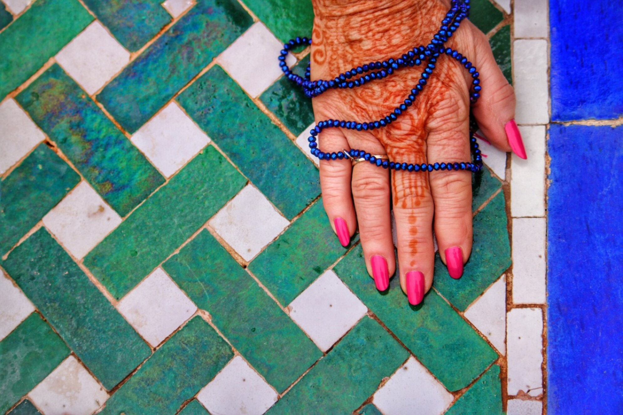 Hand med hennatatuering.